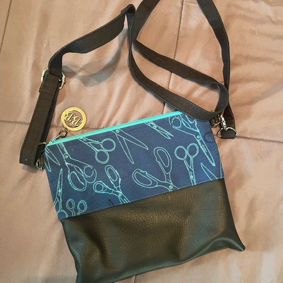 hairstylist Crossbody Bag with Adjustable Strap - Picture 1 of 5